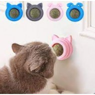 Игрушка д/кошек Кошечка 6х6х4см с вращающимся мятным шариком, на липкой ленте WOGY (10123-1888)